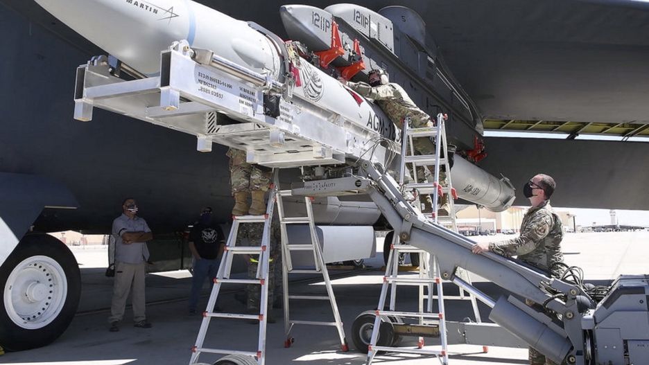 Pocisk AGM-138A ARRW pod skrzydłem B-52
