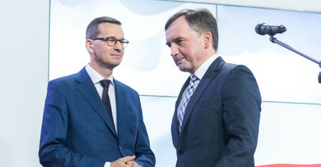 Budżet UE. Zbigniew Ziobro słuchał Jarosława Kaczyńskiego z zaciśniętymi ustami. Końca wojny z Mateuszem Morawieckim nie widać