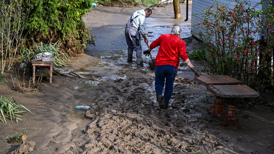 Pawłosiów, 19.04.2025. Zniszczenia po nawałnicy w Pawłosiowie k. Jarosławia, 19 bm. Całą noc trwało usuwanie skutków nawałnicy, która 18 bm. po południu przeszła przez Pawłosiów w powiecie jarosławskim. Na miejscu pracowało m.in. ponad 200 strażaków i żołnierzy WOT. Na terenie gminy zalanych zostało ok. 150 budynków. (dd/mr) PAP/Darek Delmanowicz ***Do tego materiału zdjęciowego dostępna jest również depesza w systemie CSI, pt.: Podkarpackie/ W gminie Pawłosiów trwa usuwanie skutków piątkowej ulewy***