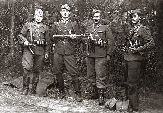 Żołnierze niepodległościowej partyzantki antykomunistycznej. Od lewej: Henryk Wybranowski „Tarzan”, Edward Taraszkiewicz „Żelazny”, Mieczysław Małecki „Sokół” i Stanisław Pakuła „Krzewina” (czerwiec 1947)