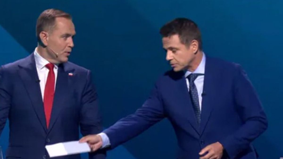 Trzaskowski wręczył kopertę Nawrockiemu.