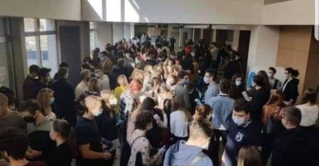 Tłum czekający na kolokwium w Katowicach. Studenci wezwali policję