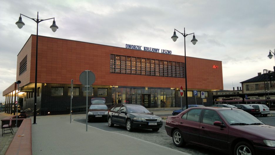 Wsiadał do jadącego pociągu. Wpadł pod koła