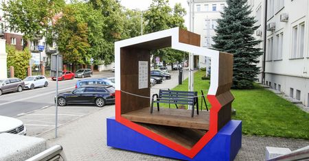 Jedna już zniszczona. Polacy ocenili "patriotyczne ławki" za 100 tys. złotych