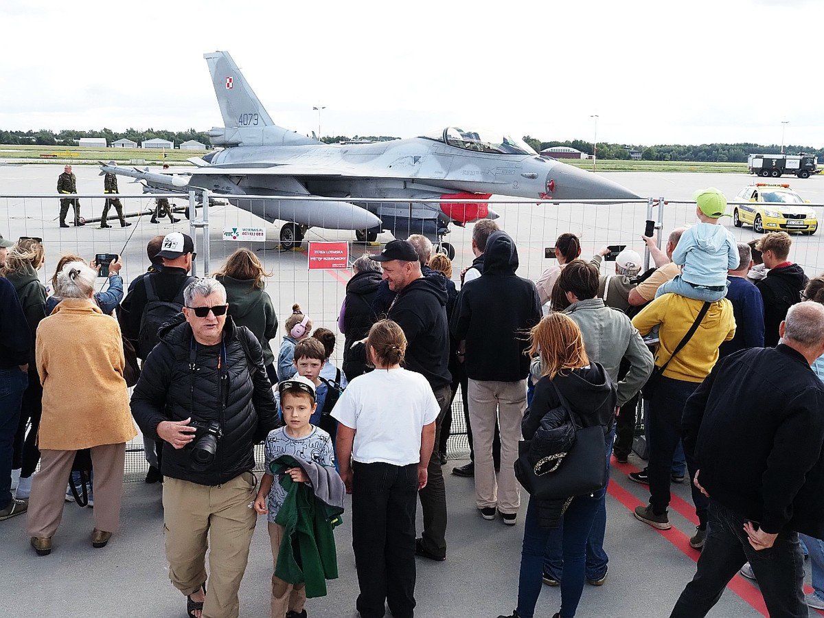 Łódź: Port Lotniczy wraz z łodzianami świętował 100-lecie swojego istnienia. Z tej okazji przyleciał nawet F-16!