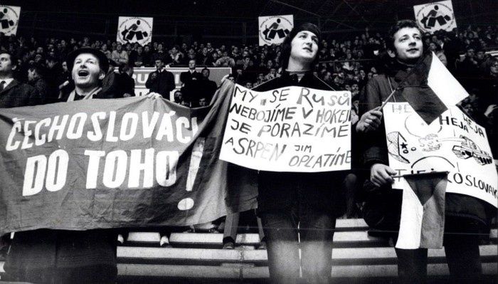 Publiczność w obu spotkaniach gorąco wspierała hokeistów z Czechosłowacji. Źródło: https://aeronet.cz/