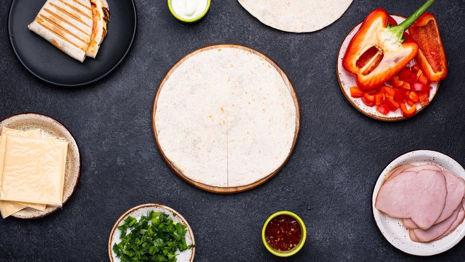 Placek tortilli, w tle różne dodatki