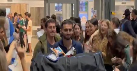 Izrael: niecodzienne sceny na lotnisku. Tak witają żołnierzy