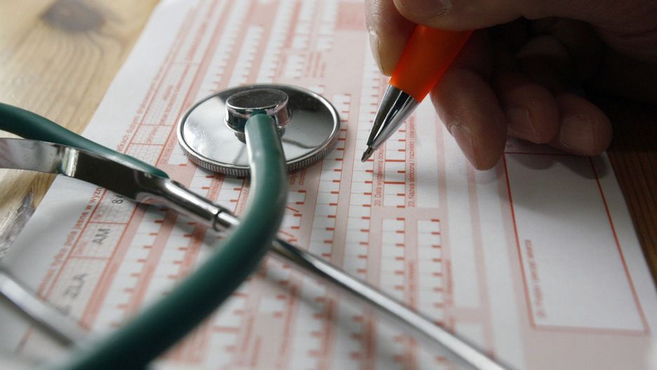 - Dane z ZUS-u nie pozostawiają złudzeń. Jest coraz więcej zwolnień z kodem &#34;C&#34;. Głównie chodzi o 40-latków - informuje Serwis Agencyjny Monday News.