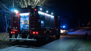 Płonęły hałdy trocin pod Kaliszem. Strażacy gasili je całą noc