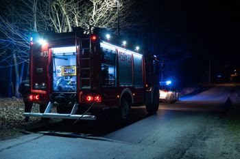 Płonęły hałdy trocin pod Kaliszem. Strażacy gasili je całą noc