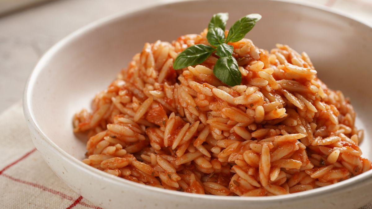 Makaron orzo z pomidorami