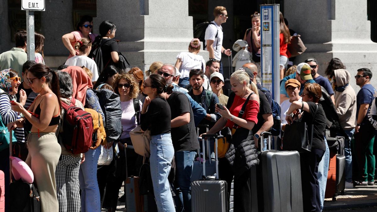 Temporary
Tourists wait for the bus in downtown Madrid to reach the airport during a massive power cut affecting the entire Iberian peninsula and the south of France, in Madrid on April 28, 2025. A "massive" power cut late on April 28, 2025 morning affected the whole of the Iberian peninsula and part of France, according to Portuguese electricity network operator REN. (Photo by OSCAR DEL POZO / AFP)
OSCAR DEL POZO