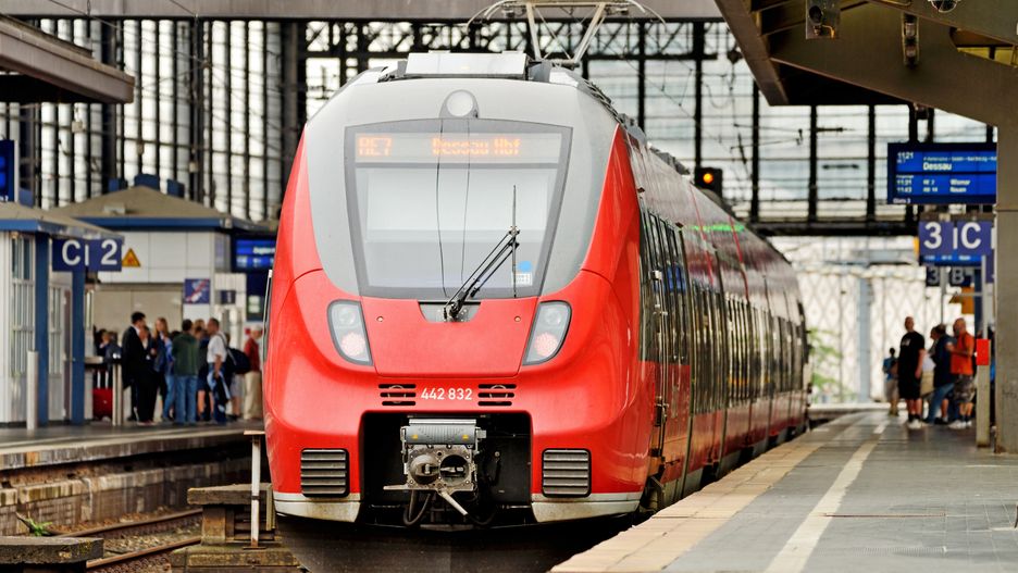 Pociąg na dworcu w Berlinie 