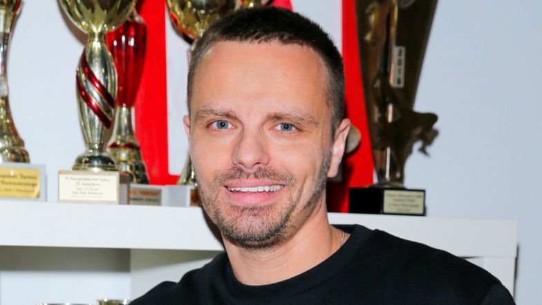 Marcin Hakiel pozuje z córką oraz ukochaną i jej pociechą