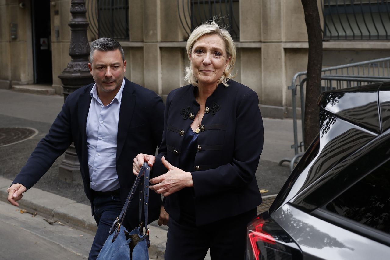 Right-wing hopes dwindle as French elections head to second round