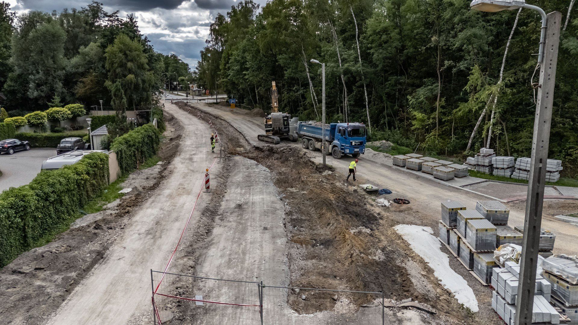 Ulica 8 Pułku Ułanów na Ruczaju w Krakowie powstaje od jesieni 2024 roku. Inwestycja, która powoduje ogromne utrudnienia dla mieszkańców zostanie zakończona znacznie później niż zakładano