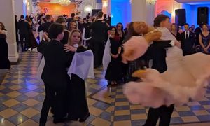 Studniówka, która poruszyła sieć. Walc do Wodeckiego