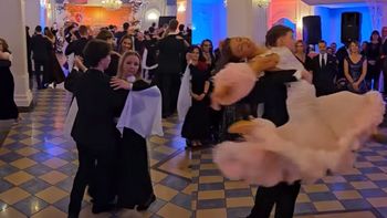 Studniówka, która poruszyła sieć. Walc do Wodeckiego