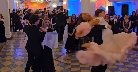 Studniówka, która poruszyła sieć. Walc do Wodeckiego
