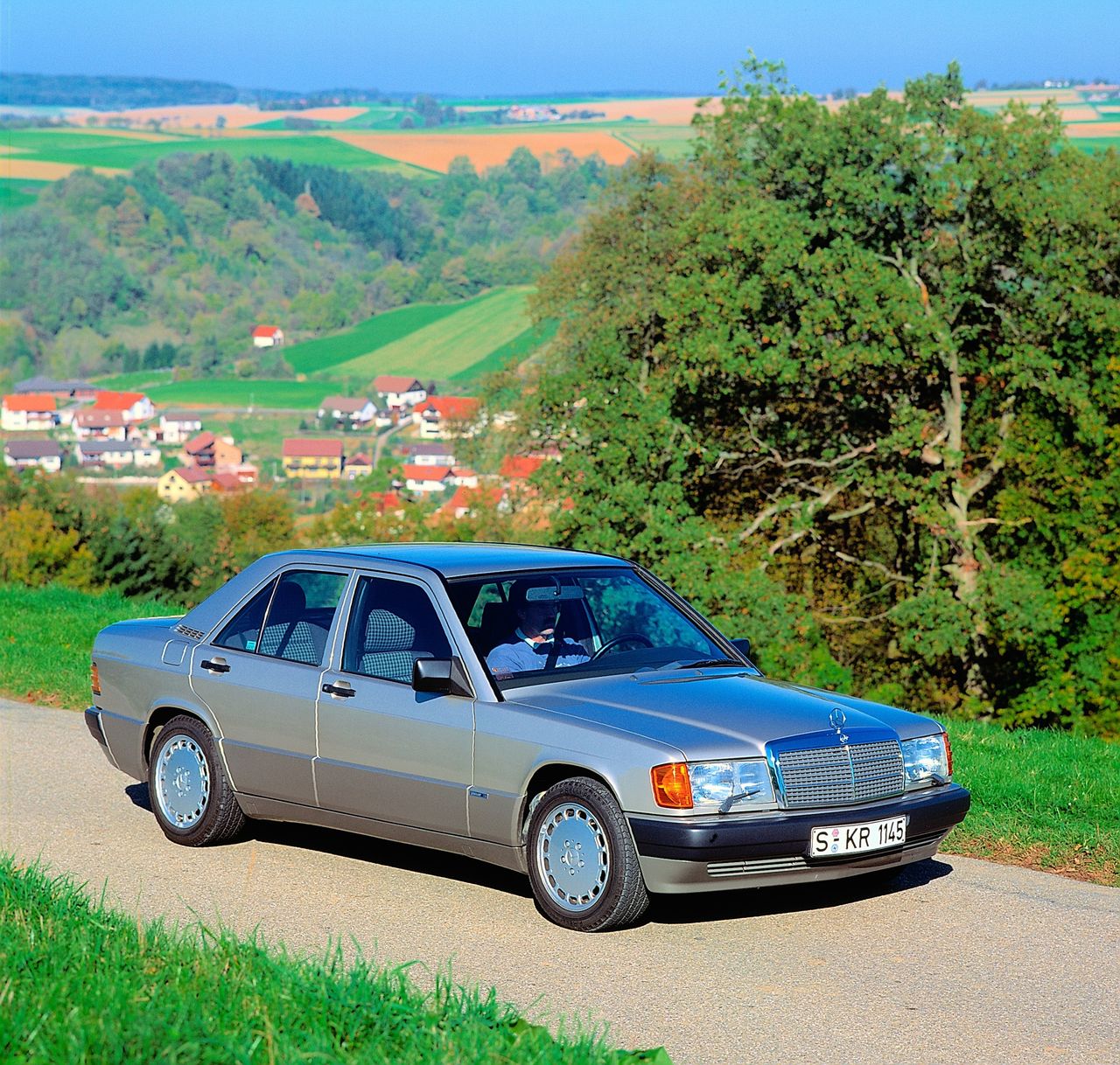 Jeśli kiedyś zobaczycie niepozornie wyglądającego mercedesa w201 na autostradzie, który bardzo chce was wyprzedzić, lepiej nie stawać mu na drodze (zdjęcie poglądowe)