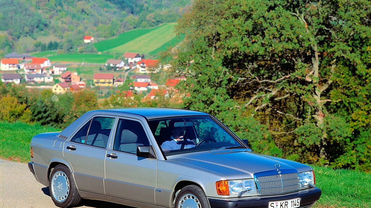 Jeśli kiedyś zobaczycie niepozornie wyglądającego mercedesa w201 na autostradzie, który bardzo chce was wyprzedzić, lepiej nie stawać mu na drodze (zdjęcie poglądowe)