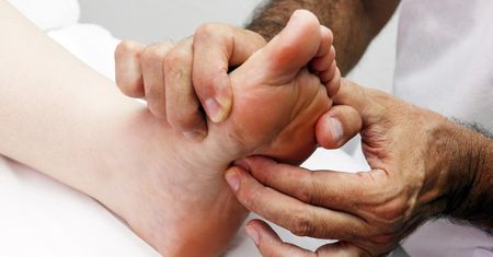 Objaw nie daje spać. Może ostrzegać o cukrzycy, nowotworze, a nawet AIDS