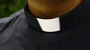 Włamywał się na plebanie i kradł sutanny. Policjanci zatrzymali seryjnego złodzieja