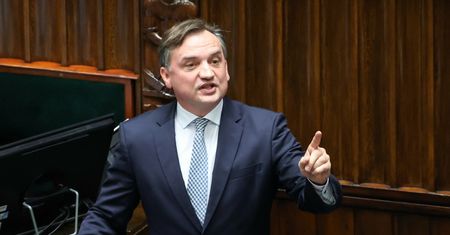 Przeszukanie u Ziobry niedopuszczalne? Jego ludzie wyciągnęli dokument, jest reakcja