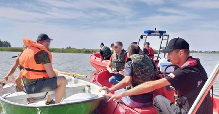Policyjni negocjatorzy ćwiczą na Jeziorze Dratów