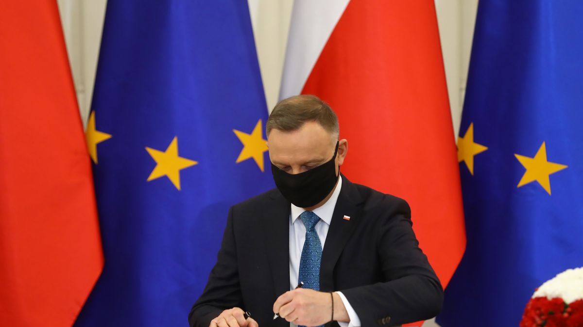 Warszawa, 31.05.2021. Prezydent Andrzej Duda podczas uroczystości ratyfikacji decyzji Rady (UE, Euratom) 2020/2053 z dnia 14 grudnia 2020 r. w sprawie systemu zasobów własnych Unii Europejskiej oraz uchylającej decyzję 2014/335/UE, Euratom, 31 bm. w Pałacu Prezydenckim w Warszawie. (jm) PAP/Rafał Guz