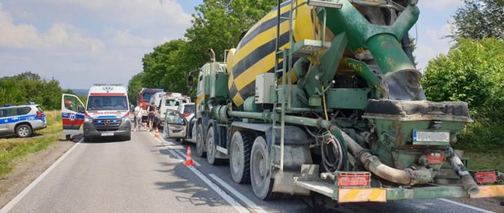 Kolizja z udziałem 5 pojazdów na DK 42