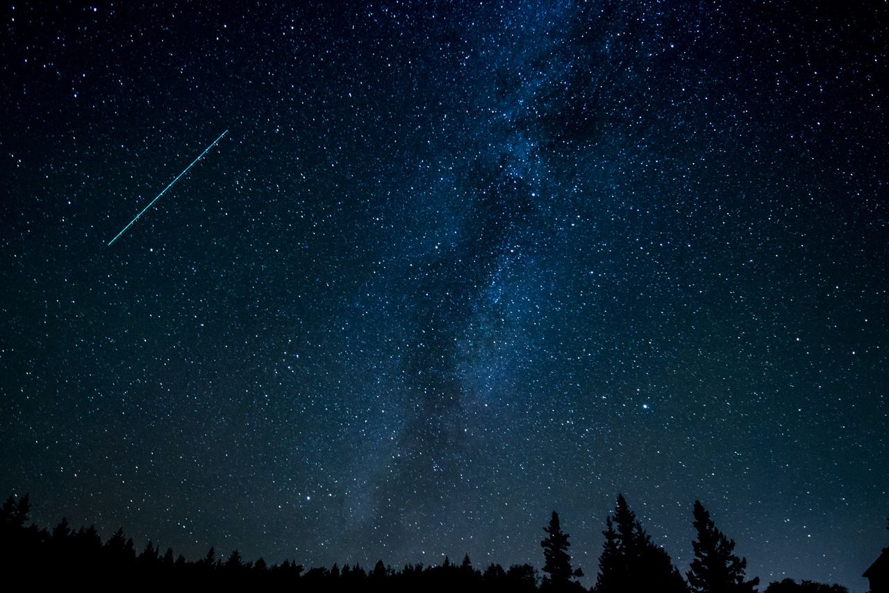 Wiosenne roje meteorów. Kiedy i gdzie ich wypatrywać?