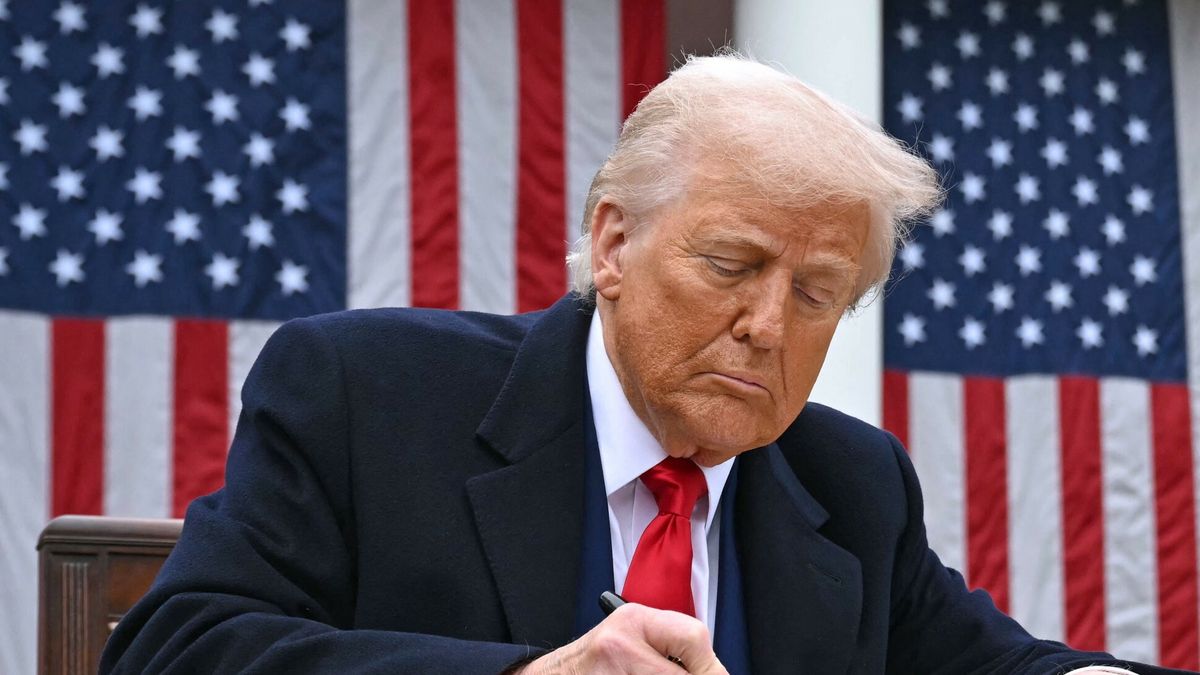 Prezydent Trump podpisa? rozporz?dzenie nak?adaj?ce c?a wzajemneUS President Donald Trump signs an executive order after delivering remarks on reciprocal tariffs during an event in the Rose Garden entitled "Make America Wealthy Again" at the White House in Washington, DC, on April 2, 2025. Trump geared up to unveil sweeping new "Liberation Day" tariffs in a move that threatens to ignite a devastating global trade war. Key US trading partners including the European Union and Britain said they were preparing their responses to Trump's escalation, as nervous markets fell in Europe and America. (Photo by SAUL LOEB / AFP)SAUL LOEB