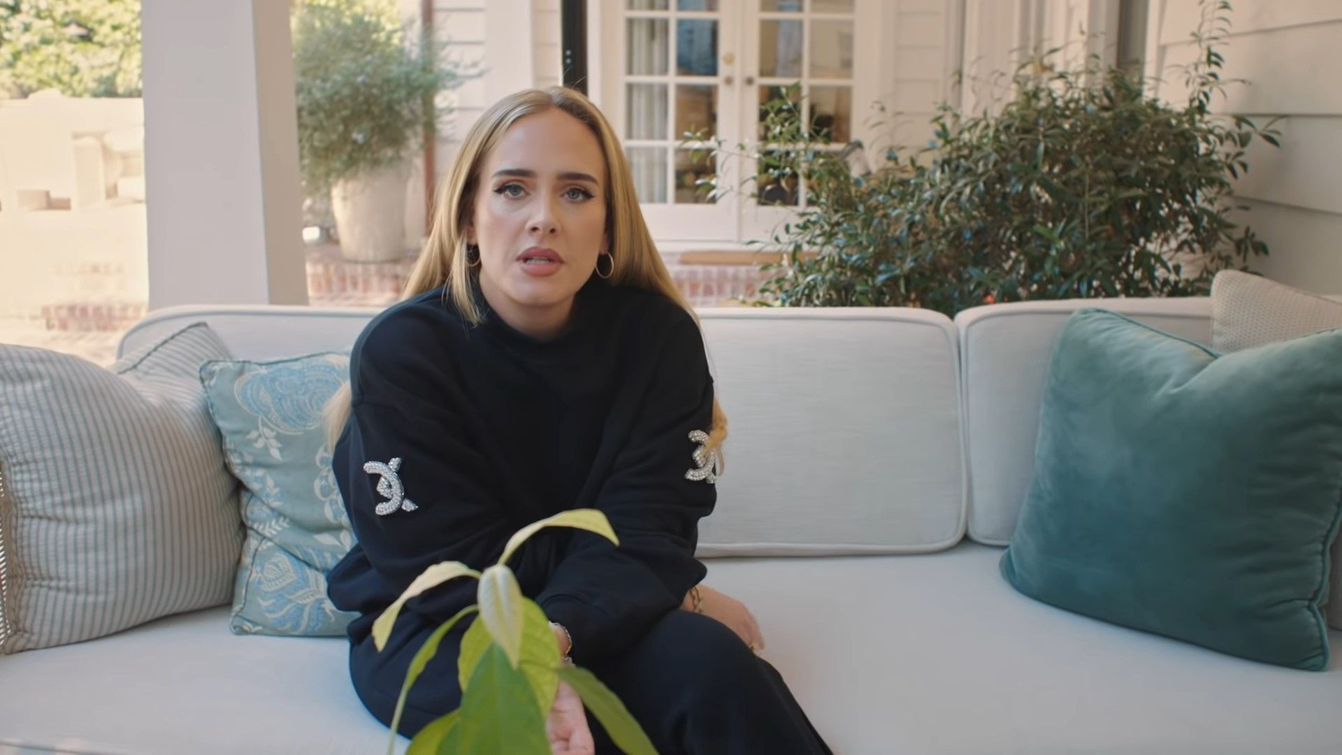 Adele oprowadza po swojej willi