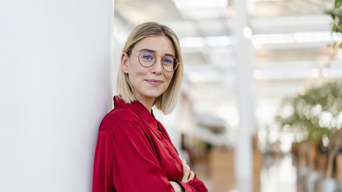 Portrait of a confident young businesswoman leaning against a column
Westend61
break, building, colour, column, content, foyer, glasses, hall, light, relaxed, smart, woman