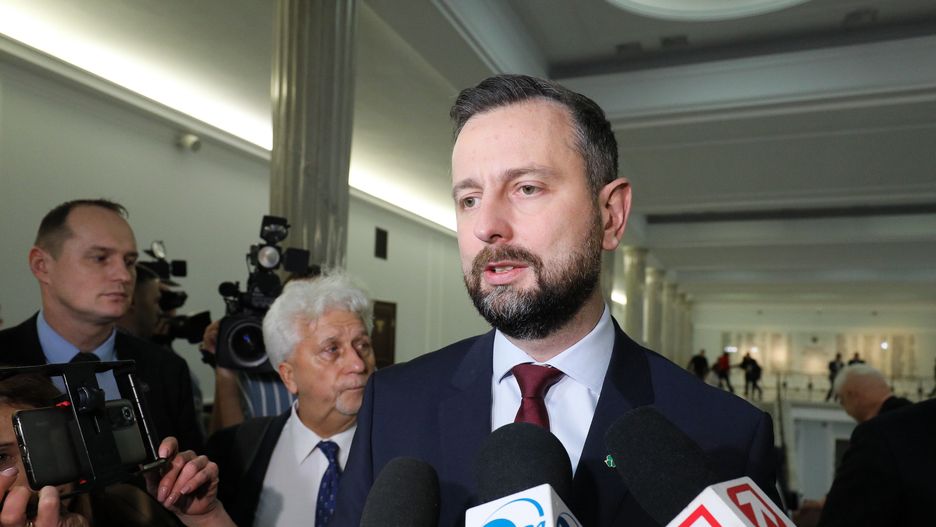 Warszawa, 07.02.2024. Wicepremier, minister obrony narodowej Władysław Kosiniak-Kamysz (P) podczas wypowiedzi dla mediów w Sejmie w Warszawie, 7 bm. Posłowie mają zająć się m.in. rządowym projektem noweli ustawy o pomocy obywatelom Ukrainy w związku z konfliktem zbrojnym na terytorium tego państwa. (jm) PAP/Paweł Supernak