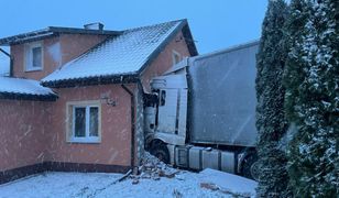 Ciężarówka przebiła ścianę domu jednorodzinnego. W środku były dwie osoby