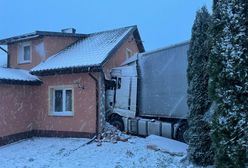 Ciężarówka przebiła ścianę domu jednorodzinnego. W środku były dwie osoby