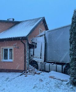 Ciężarówka przebiła ścianę domu jednorodzinnego. W środku były dwie osoby