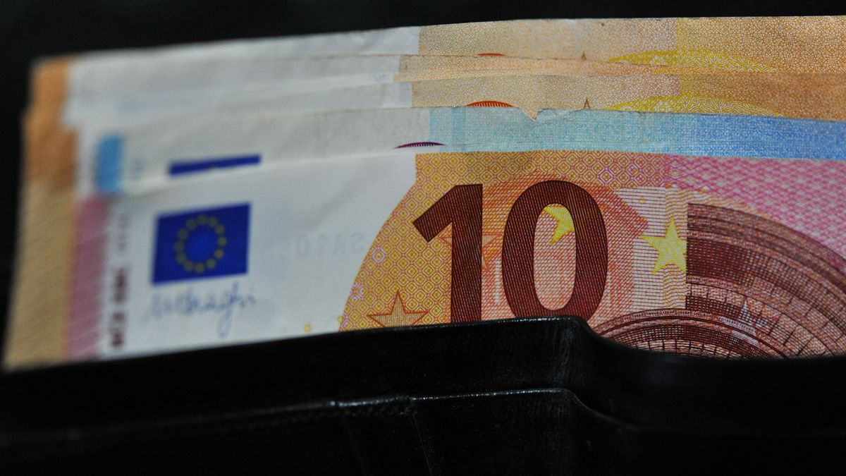 Euro banknotes in a wallet are seen in L'Aquila, Italy, on december 30, 2021. On January 1st, 2022, cash payments over one thousand (1000) euros will be forbidden in Italy. (Photo by Lorenzo Di Cola/NurPhoto via Getty Images)
