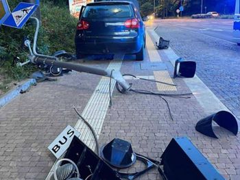 Ścigany 19-latek rozbił golfa na słupie. Znaleźli go pod balkonem
