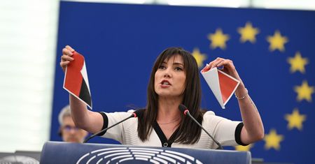 Podarła flagę UPA w europarlamencie. "Nie powinniśmy się zgodzić"
