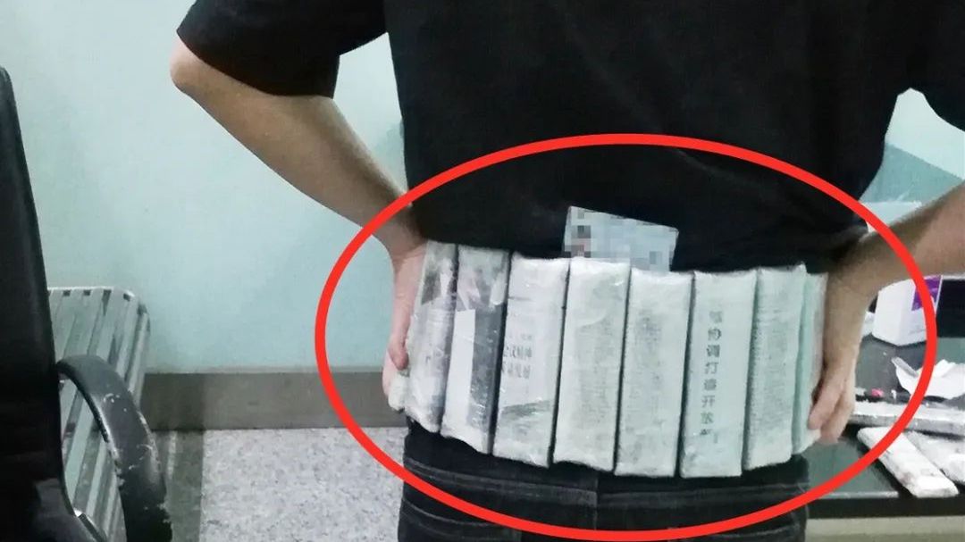 Mężczyzna próbował przemycić procesory przylepione do ciała.