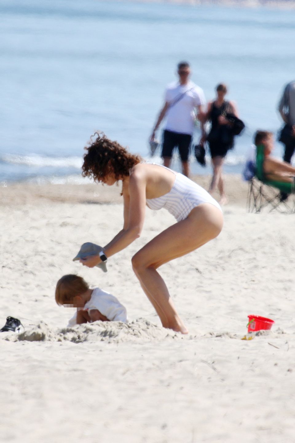 Monika Mrozowska z dziećmi na plaży