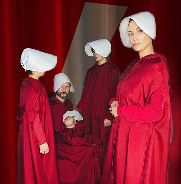 Małgorzata Rozenek z mężem i synami w kostiumach z "Opowieści podręcznej" na Halloween