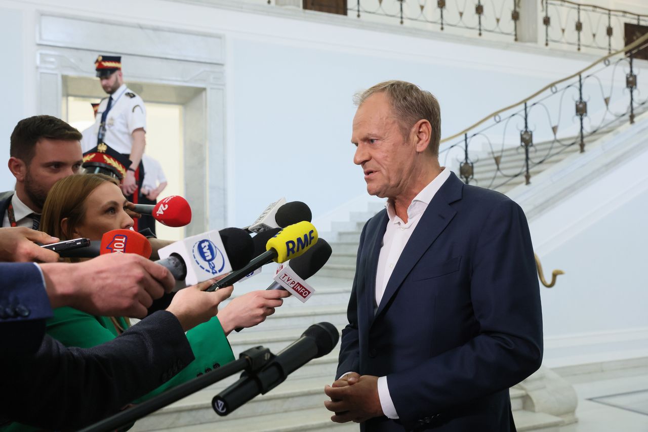 Warszawa, 26.05.2023. Przewodniczący Platformy Obywatelskiej Donald Tusk (P) podczas wypowiedzi dla mediów na korytarzu Sejmu w Warszawie. PAP/Leszek Szymański