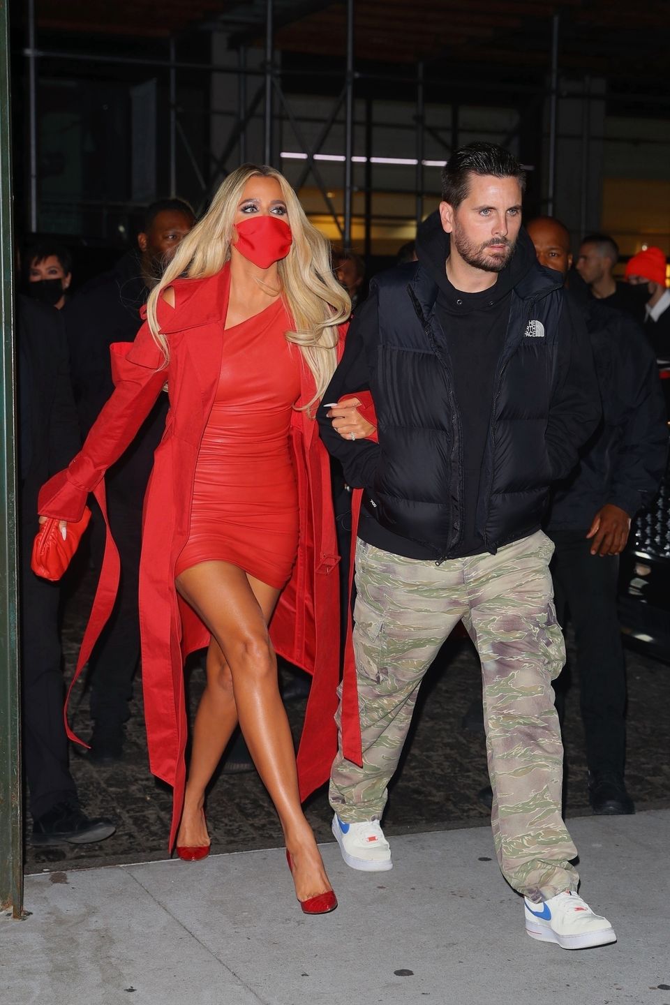 Kim Kardashian przebrana za RÓŻOWEGO PTAKA z "Ulicy Sezamkowej" zmierza na afer po SNL wraz z rodzinką