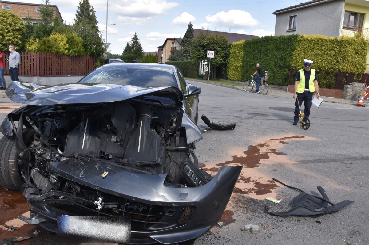 Ferrari zostało trafione przez seicento, a potem zderzyło się z seatem.