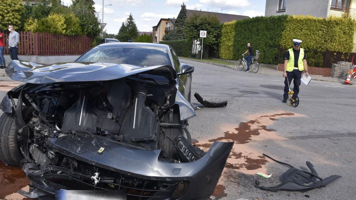 Ferrari zostało trafione przez seicento, a potem zderzyło się z seatem.